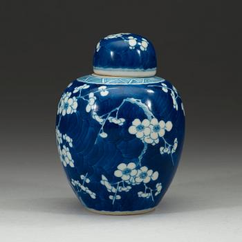 A blue and white "cracked ice" jar, Qing dynasty 18th Century.