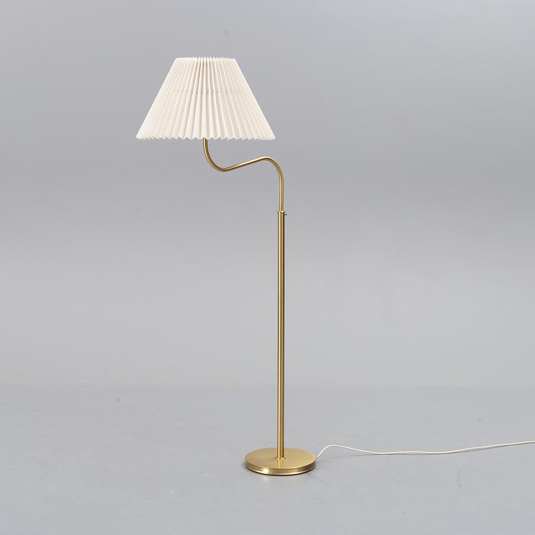 JOSEF FRANK, golvlampa, "Stora Kamelen", modellnr 2368/2148, Firma Svenskt Tenn.