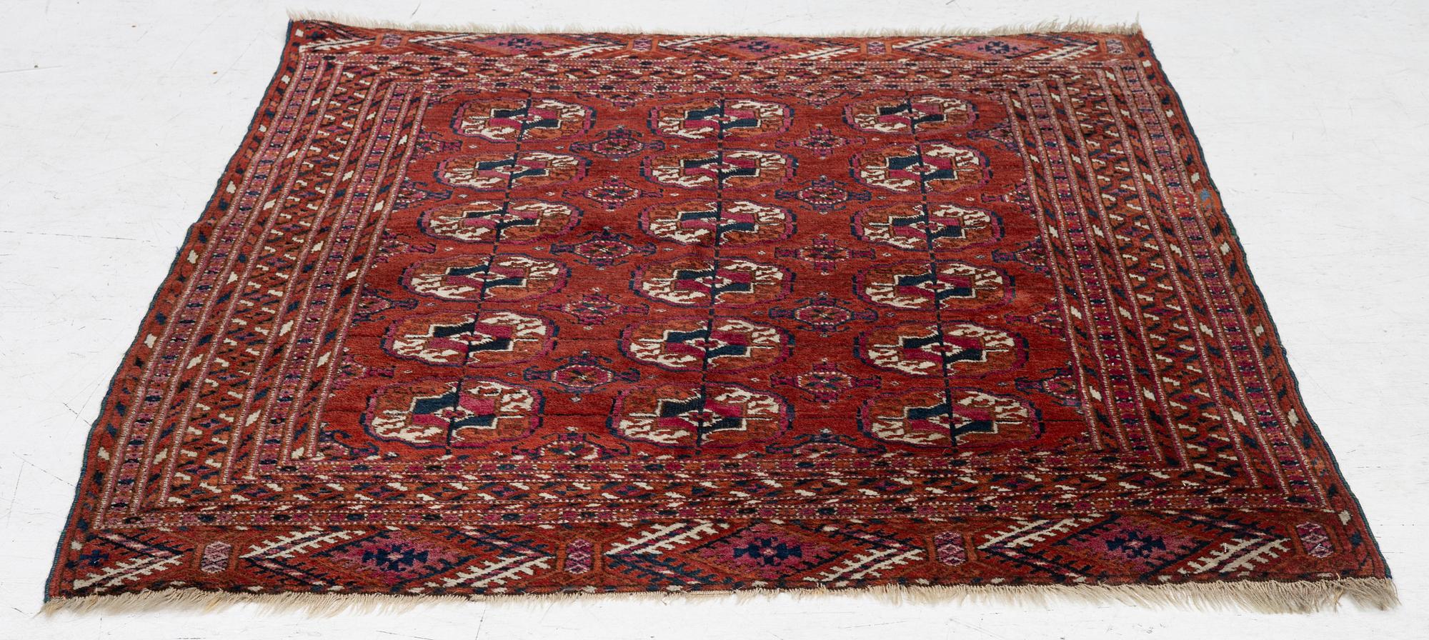 Tekke rug, approx. 127 x 102 cm.