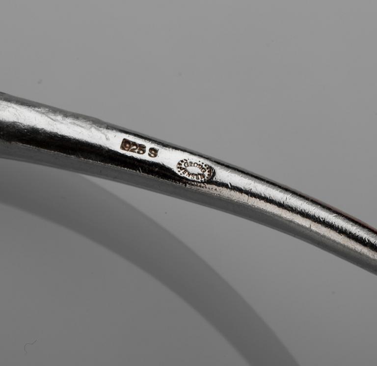 ARMRING, sterlingsilver, "Offspring", Jacqueline Rabun för Georg Jensen, Danmark, 2002. Vikt ca 46 g.