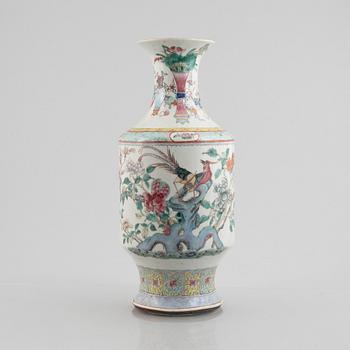 A porcelain urn, China, late Qing dynasty, around 1900.