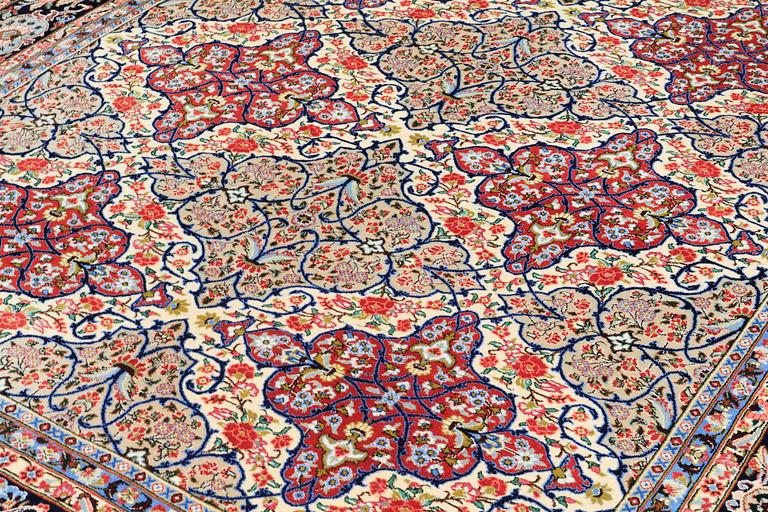 A CARPET, Sarouk, ca 345 x 254 cm.