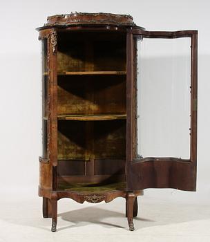 VITRINSKÅP, Louis XV-stil, 1900-tal.