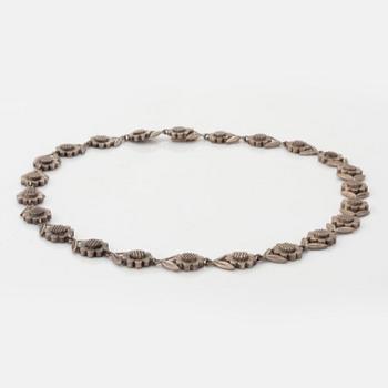 Borgila en collier och två broscher silver.