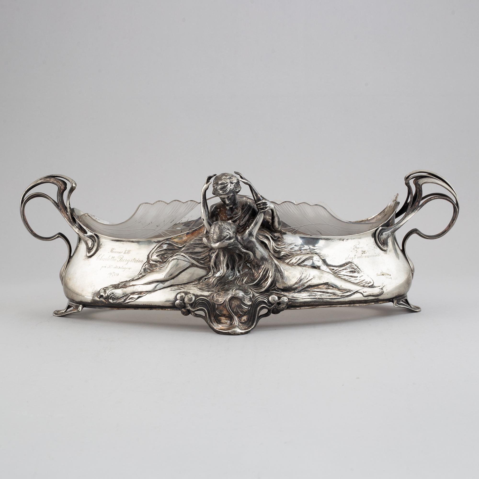 An Art Nouveau early 20th century silver plate jardinière.