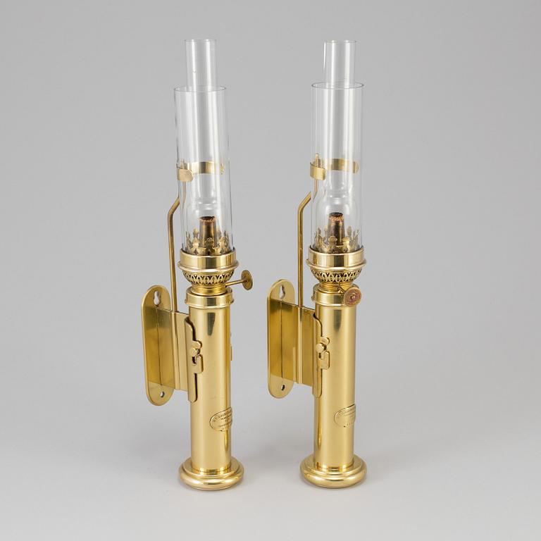 A pair of brass kerosene lamps, GV Harnisch Eftr, Copenhagen, 20th century.