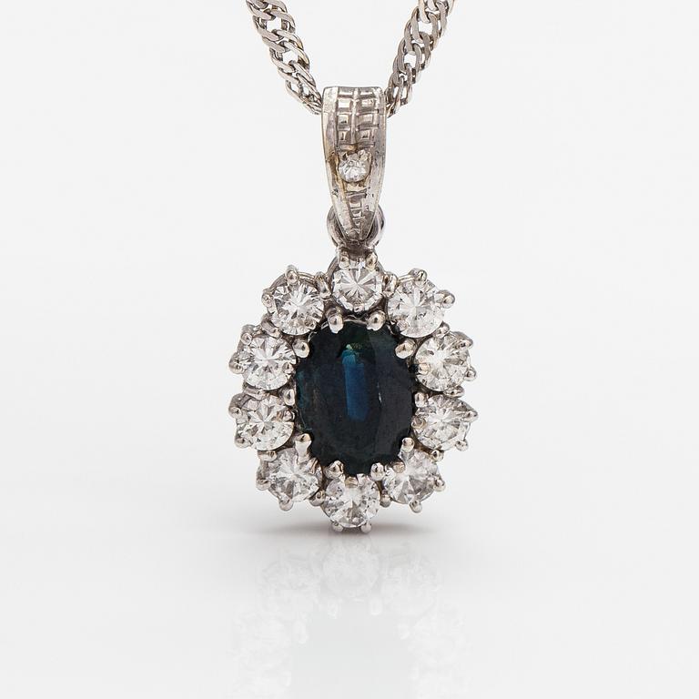 An 18K white gold necklace with a sapphire and diamonds ca. 0.60 ct in total.