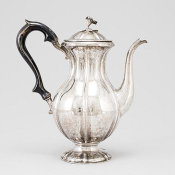 KAFFEKANNA, silver, Bror Erik Skogsborg, Eskilstuna 1857. Vikt ca 670 gram.