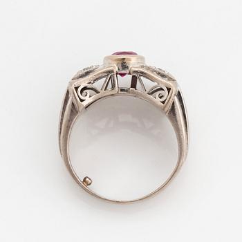 Ring 18K vitguld med en fasettslipad rubin och runda briljant- och åttkantslipade diamanter.