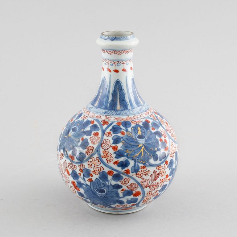 A Chinese 18th century porcelain vase.