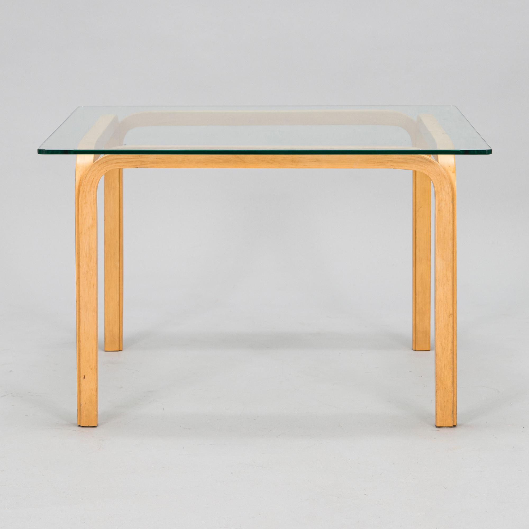 Alvar Aalto 'Y805B' coffee table for Artek 1970s.