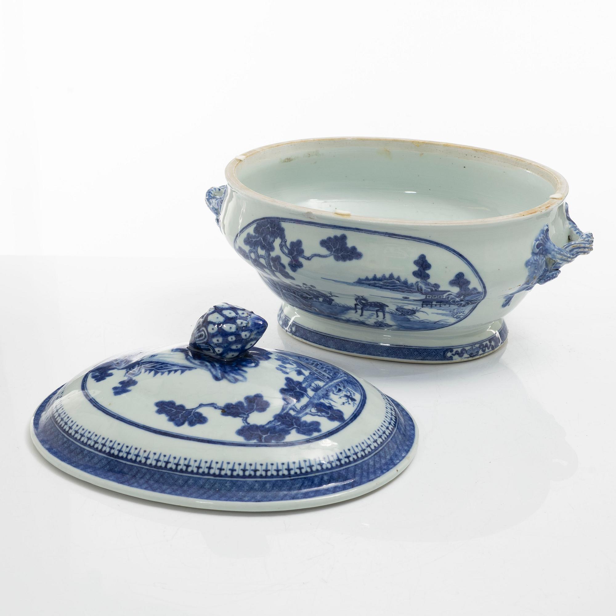 Terrin med lock, porslin. Qingdynastin, Jiaqing (1796-1820).