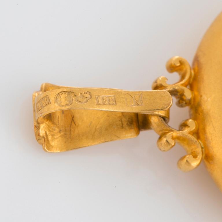An 18K gold Möllenborg locket.