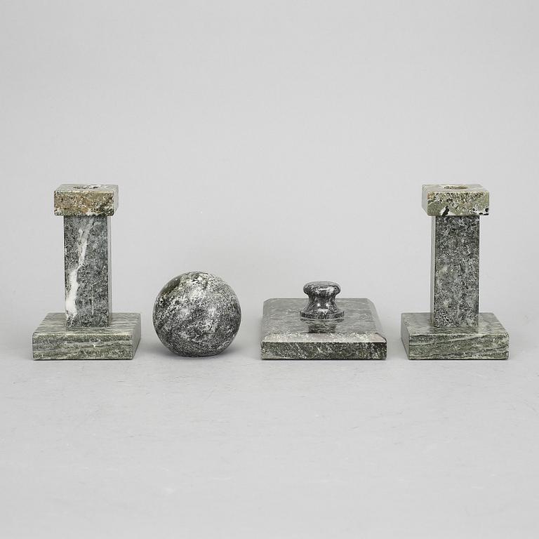 SKRIVBORDSUPPSATS, 4 delar, kolmårdsmarmor, 1900-tal.