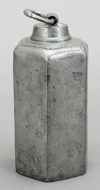 PRISMAFLASKA, tenn, troligen Sverige, mitten av 1800-talet.