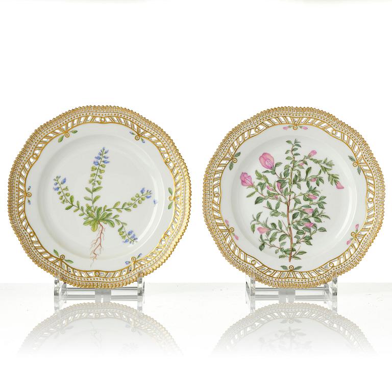 Tallrikar, 13 stycken, porslin. Royal Copenhagen, 'Flora Danica', Danmark, 1900-tal.