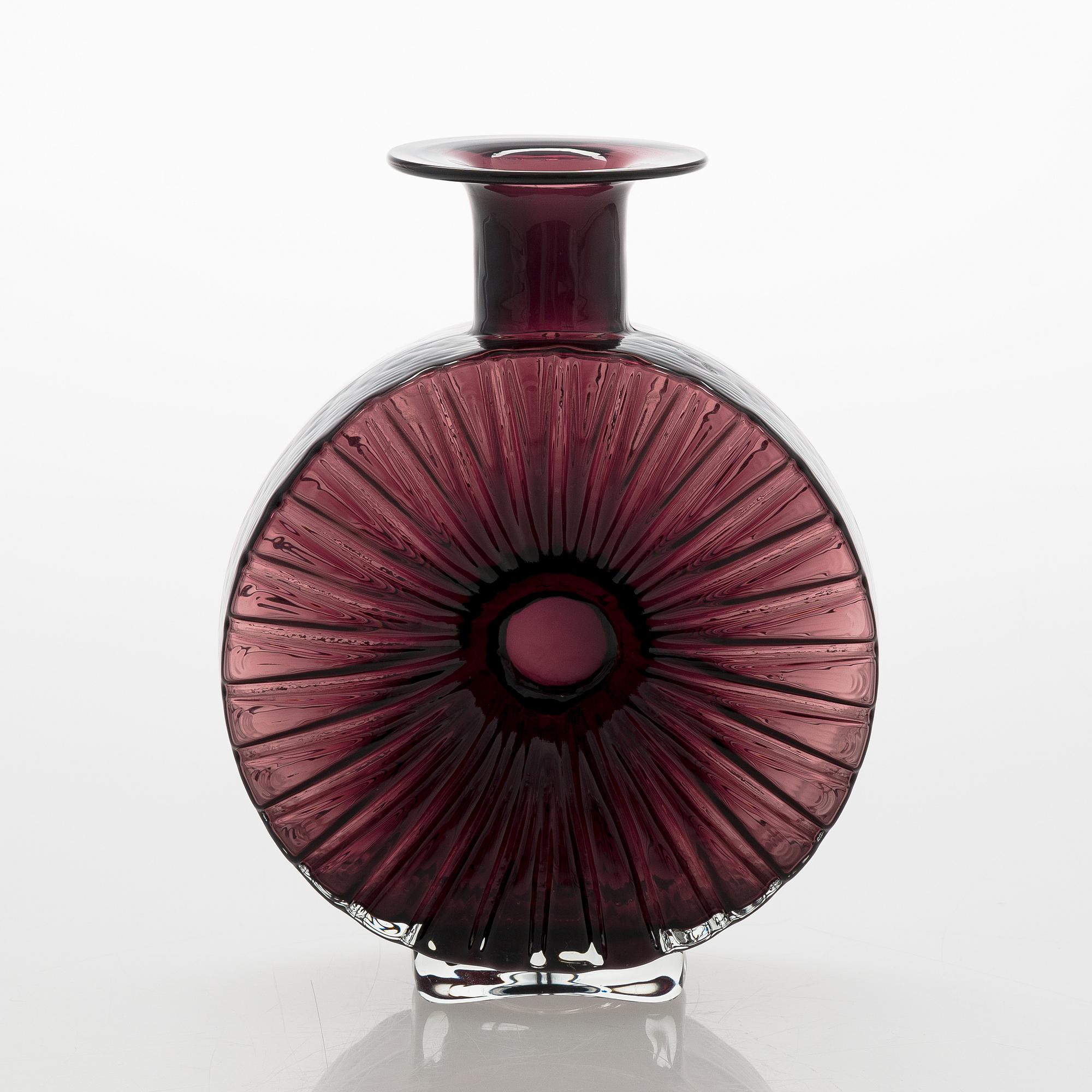 Helena Tynell, a 'Sun bottle' for Riihimäen Lasi Oy. In production 1964-1974.