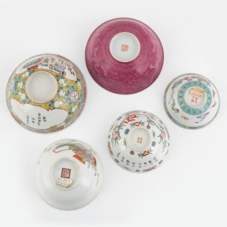 A group of five Chinese porcelain bowls, 20th century.