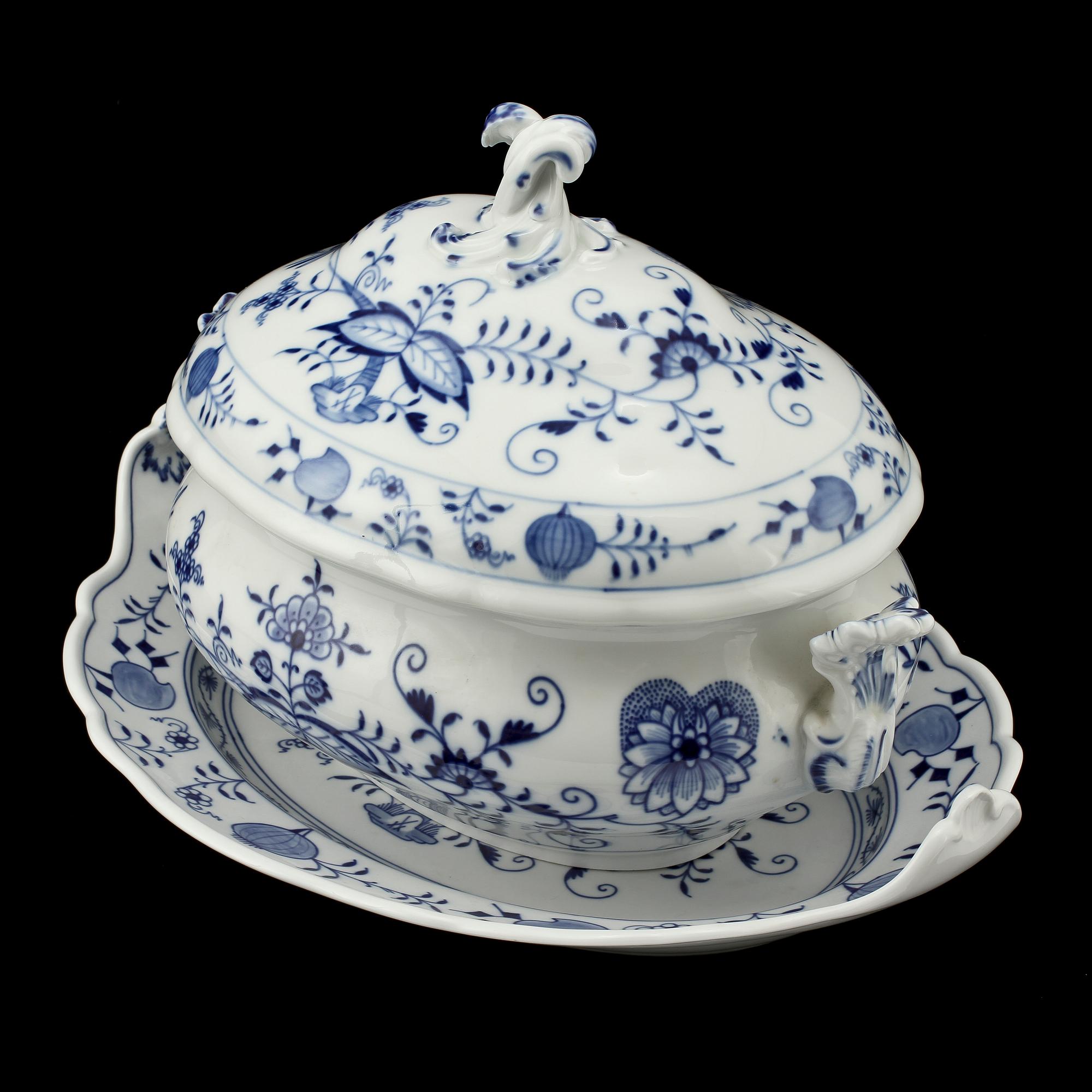 TERRIN SAMT UNDERFAT, porslin, Meissen, 1900-tal.