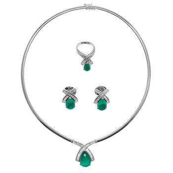 GARNITYR, 3 delar. Halsband, ring och örhängen. Baguetteslipade diamanter 5.8 ct. Droppslipade smaragder 20.9 ct.