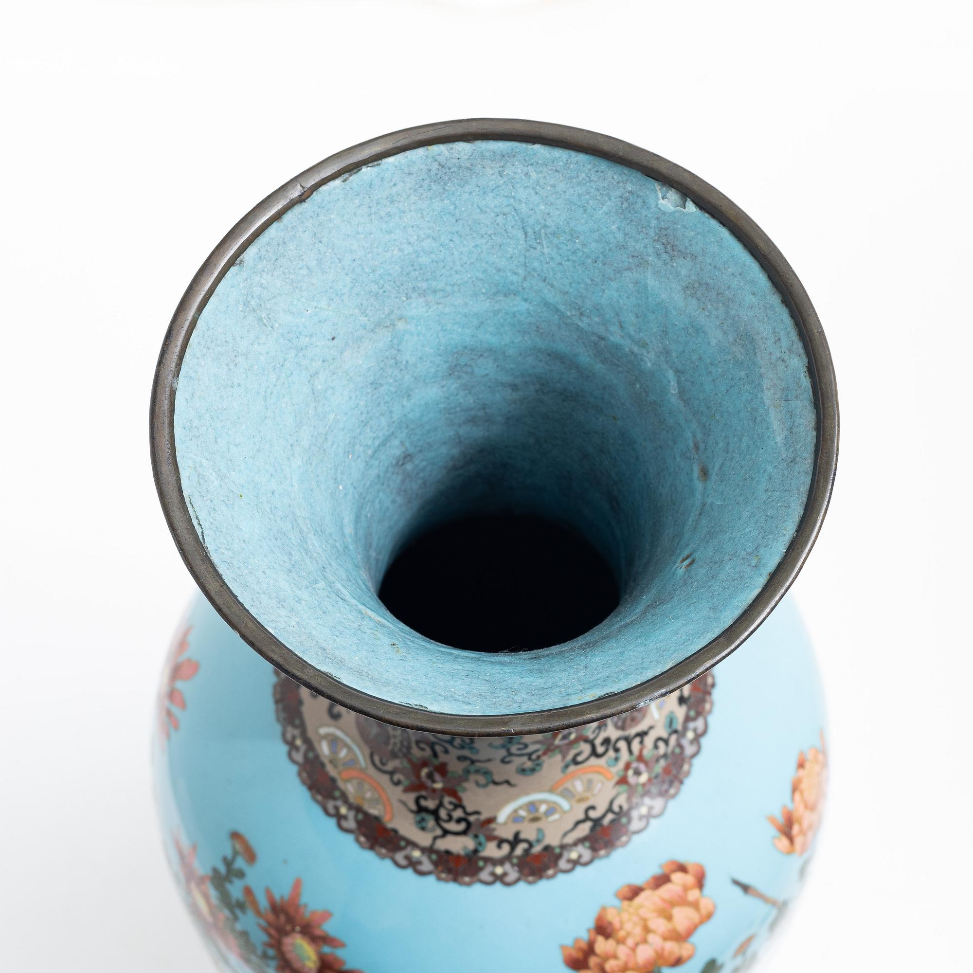 Vas, cloisonné på koppar, Japan, Meiji/Taishō, 1900-talets första del.