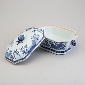 A blue and white export porcelain tureen with cover, Qing dynasty, Qianlong (1736-95).