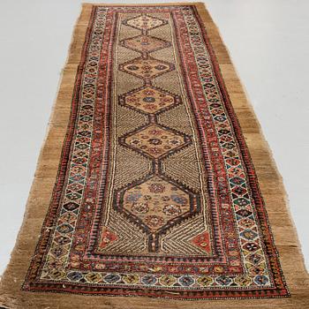 A RUNNER, semi-antique Sarab, around 374 x 93 cm.