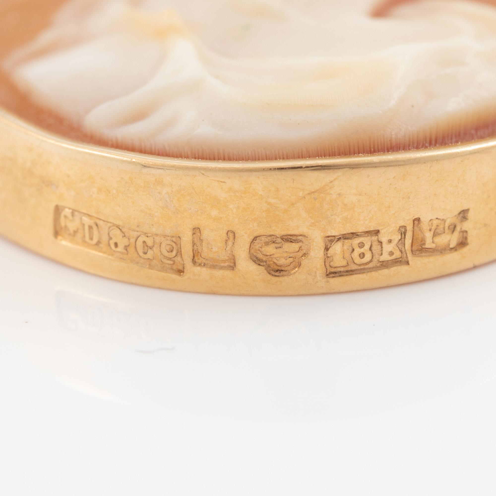 Pendant and brooch/pendant, 18K gold with shell cameos.