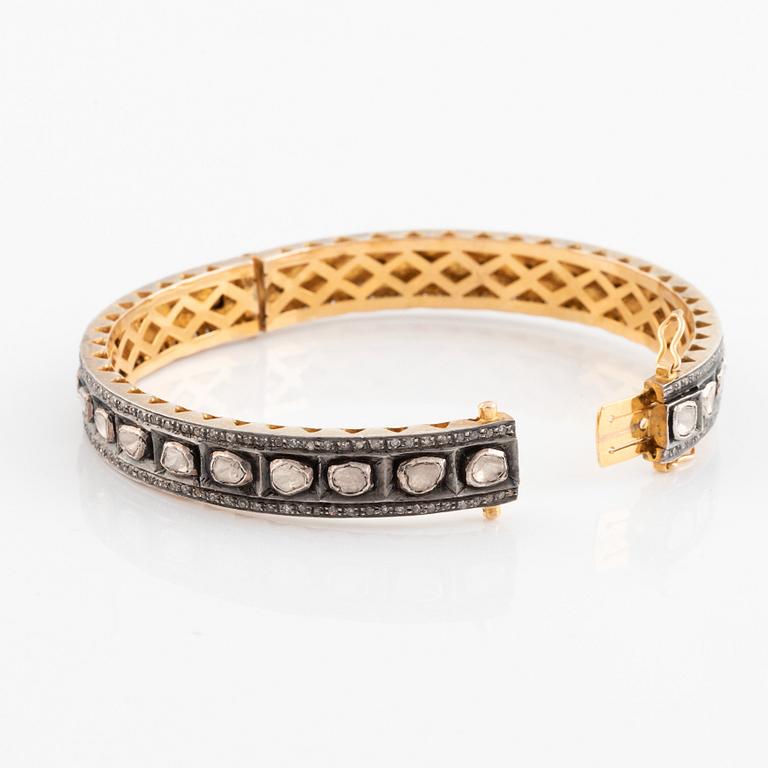 Armring med fasettslipade diamanter.