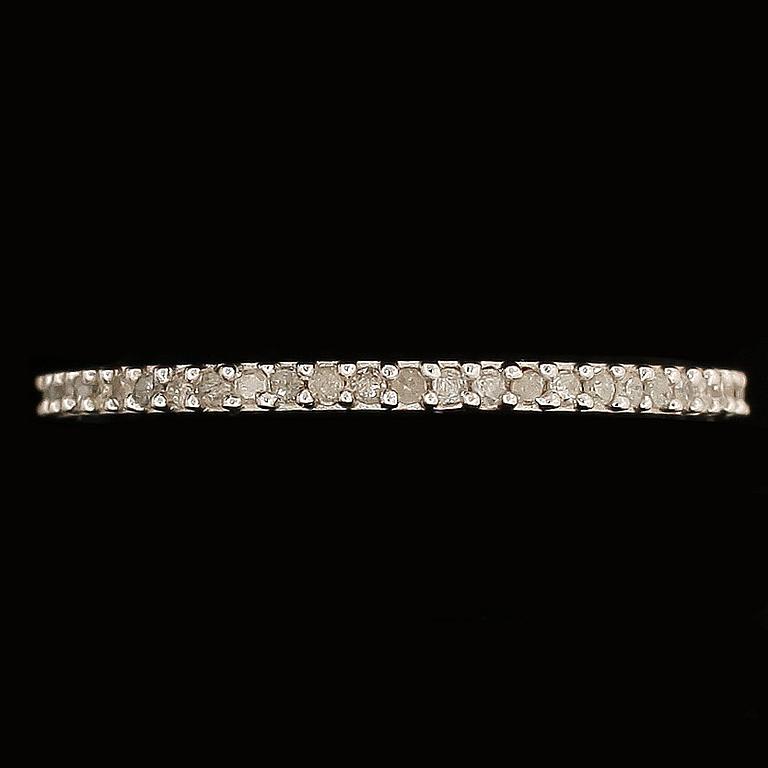 RING / HELALLIANSRING, 14 karat vitguld med mindre briljantsliapde diamanter tot ca 0,3 ct.