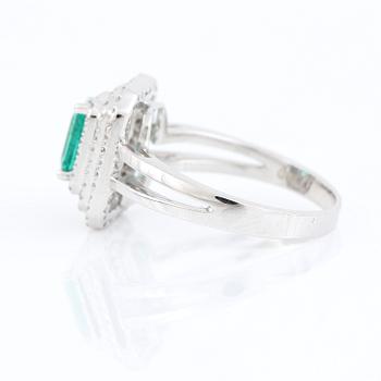 RING, 18K vitguld med smaragd ca 1,35 ct och små diamanter tot ca 0,28 ct. Vikt 5,8 g.