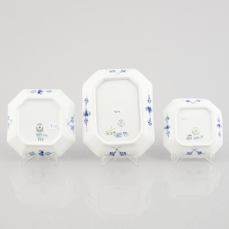 A group of three dishes and two bowls, 'Blue Fluted Plain'/'Musselmalet rifflet', Royal Copenhagen, 1898-1923 and later.