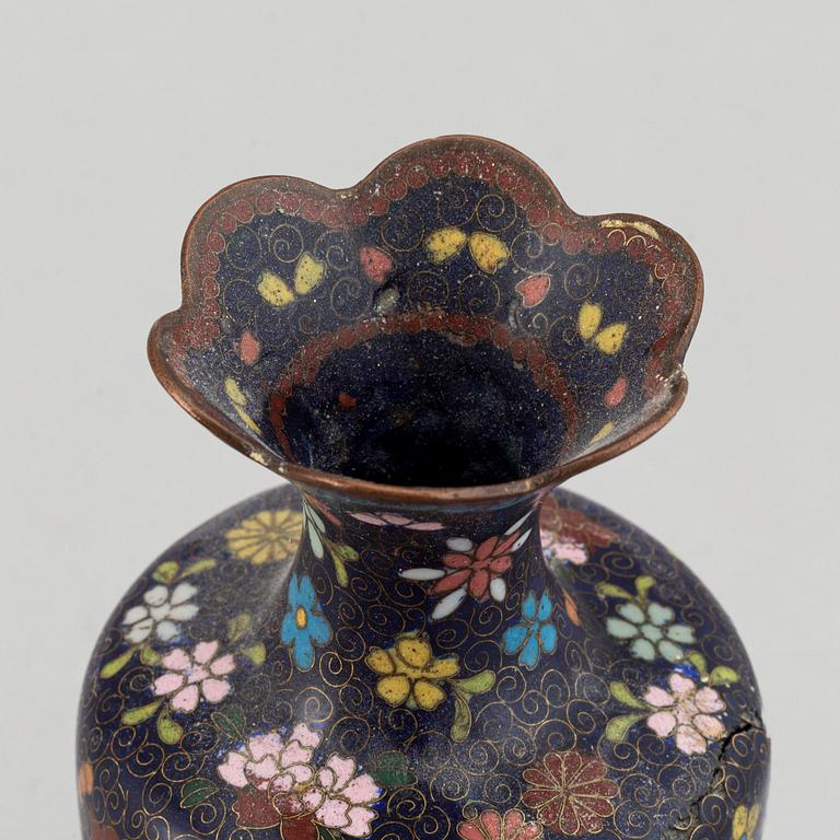 Vaser, två stycken, cloisonne. Japan, 1900-talets början. Samt ask med lock, cloisonne, Kina.