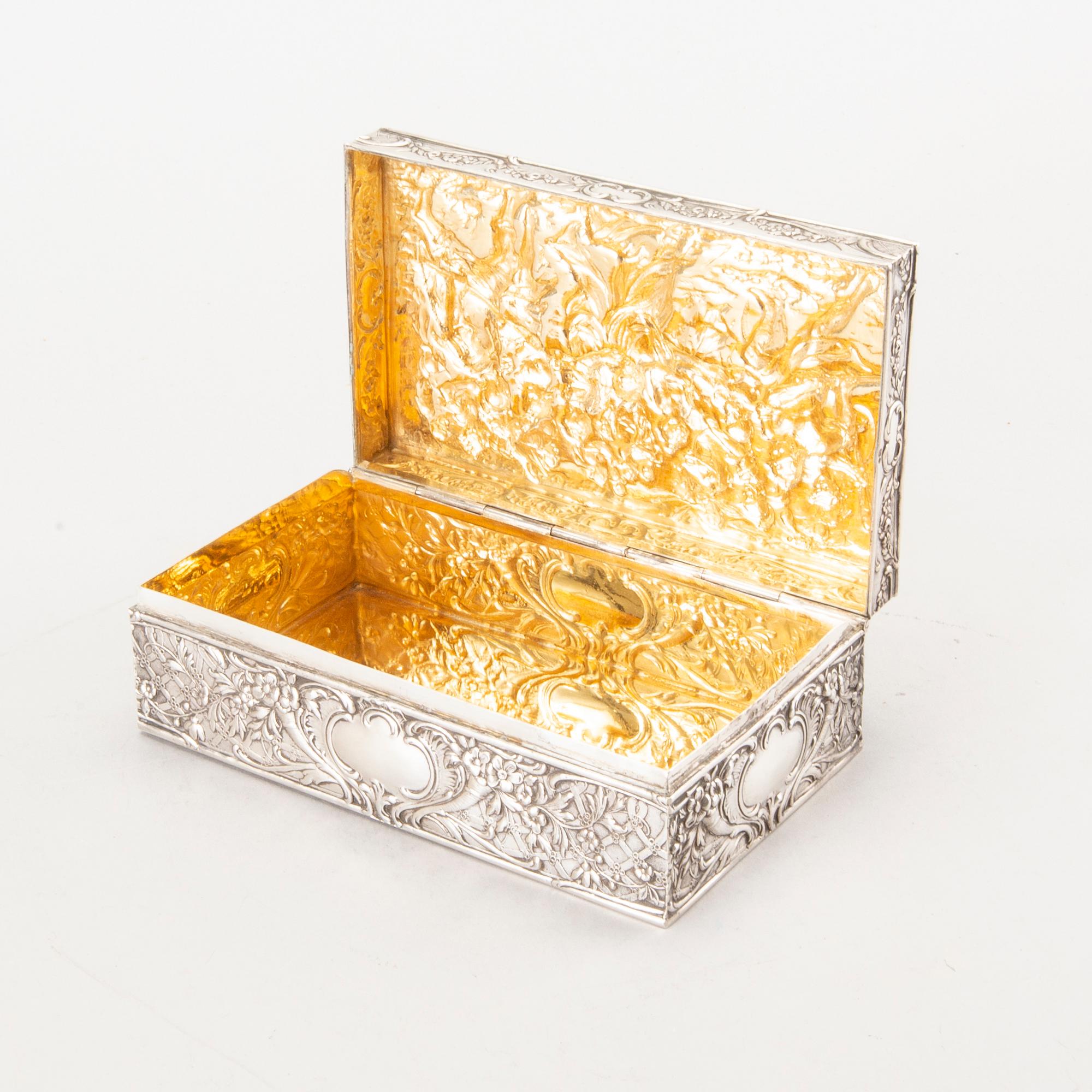J. L SCHLINGLOFF, a german Hanau early 20th century silver box. Weight 400 gram.