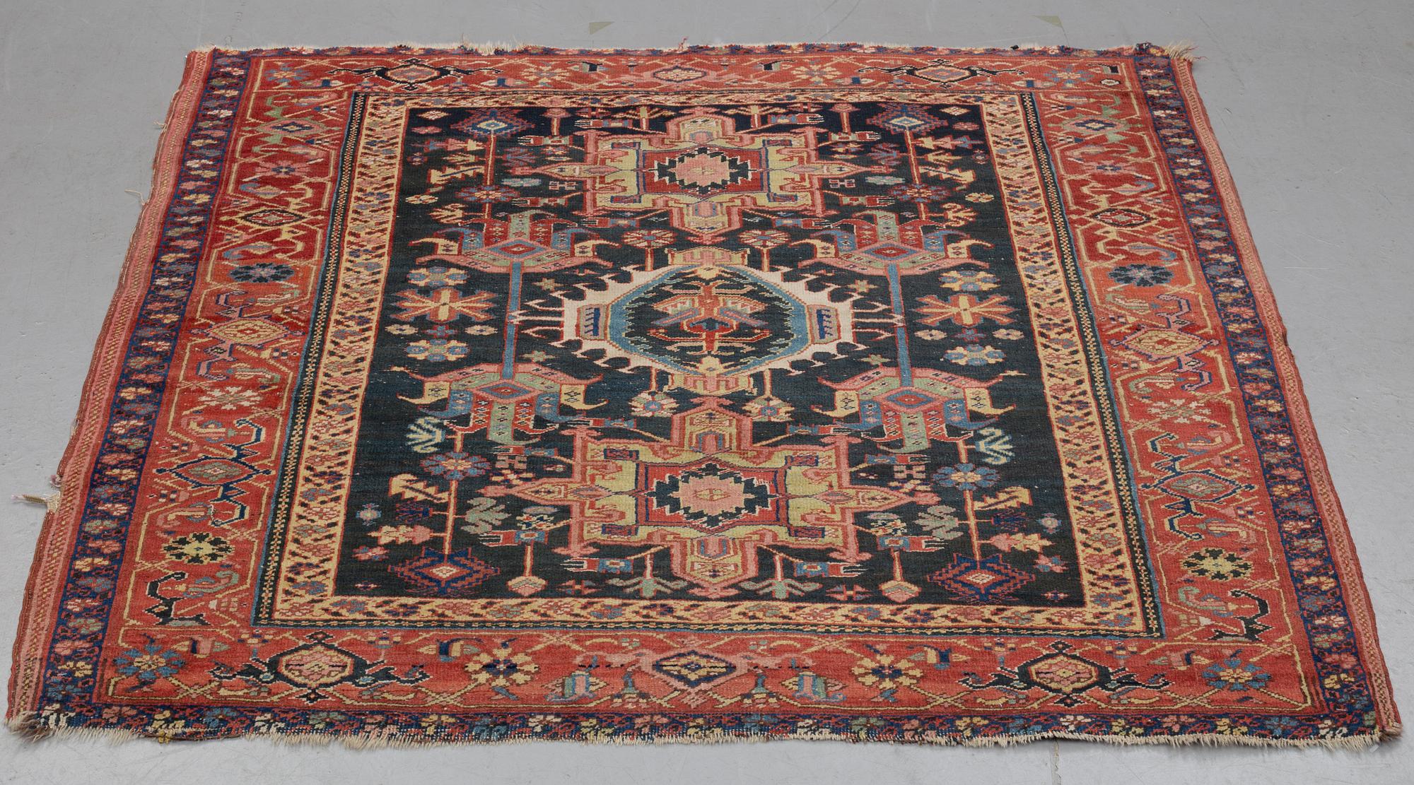 Matta, semiantik Karadja, ca 137-139,5 x 148-150 cm.