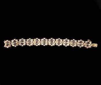 ARMSMYCKE samt RING, förgyllt silver, rubiner och polki diamanter. Vikt tot. 45 g.