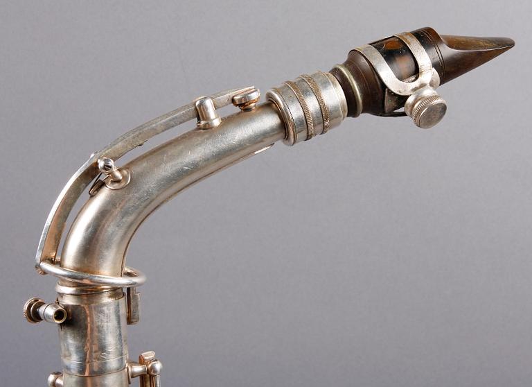 SAXOFON, vitmetall, Clou, troligen Frankrike, 1930-tal.