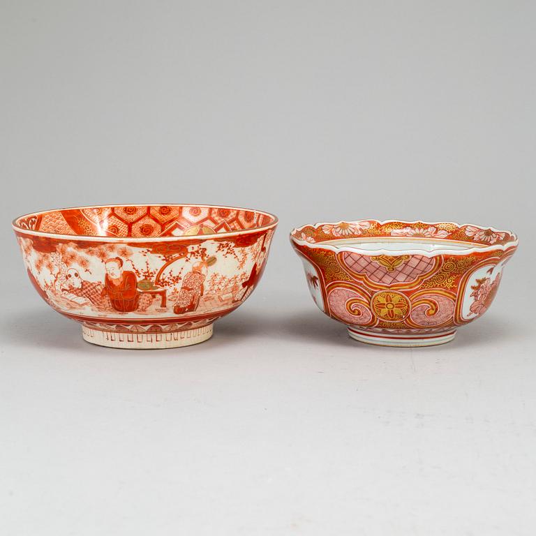 A group of three bowls and a vase, Japanese, part Nabeshima, 19th/20th Century.