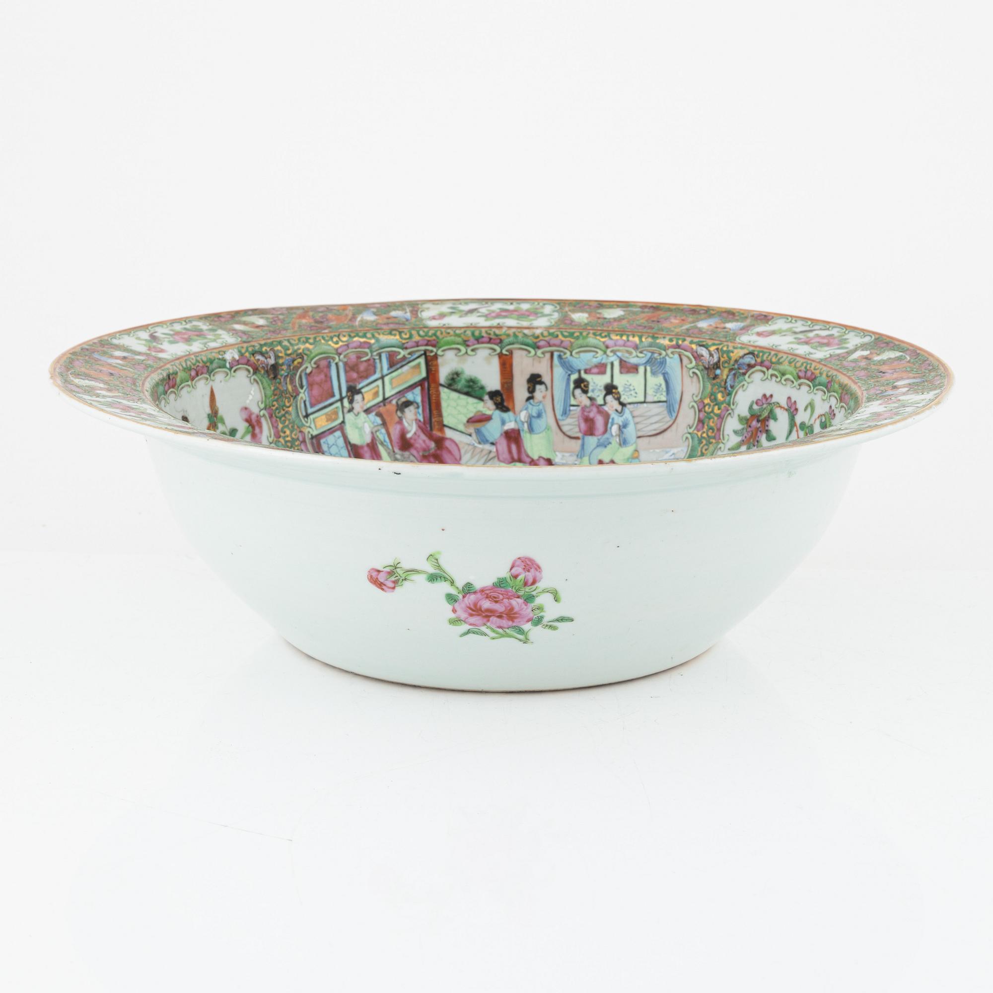 A Canton porcelain bowl, China, 19th century.