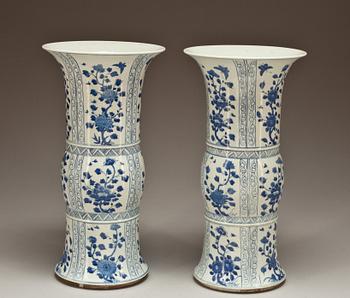VASER, ett par, porslin. Kina 1800-tal.