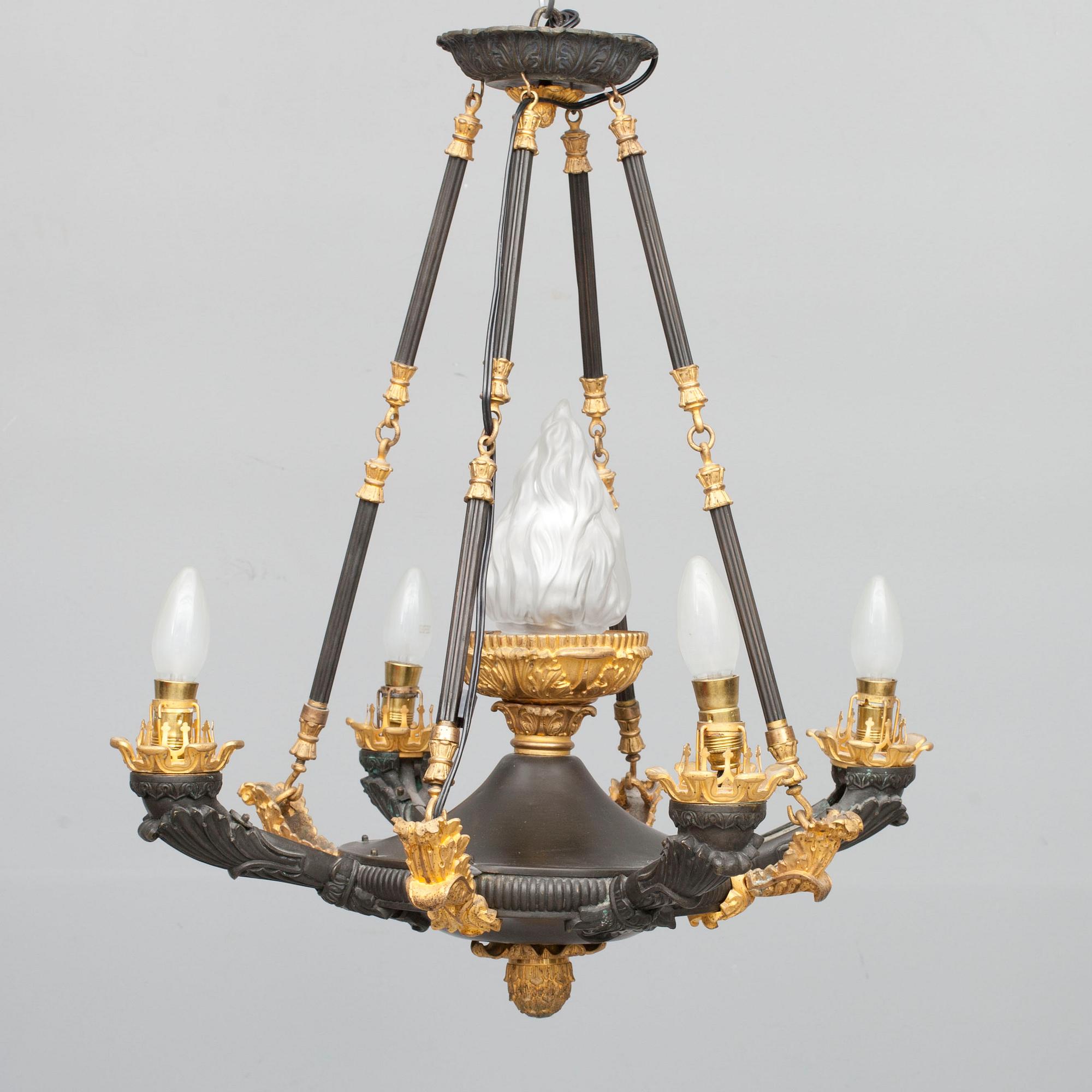 TAKAMPEL, empirstil, 1800-talets senare hälft. Höjd 65 cm.