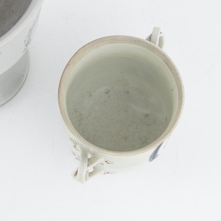 Skål på fot samt skål, Kina, Qingdynasti, omkring år 1800.