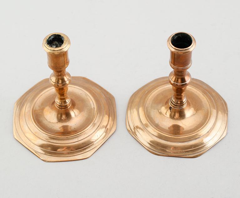 LJUSSTAKAR, 1 par snarlika, mässing, 1700-tal.