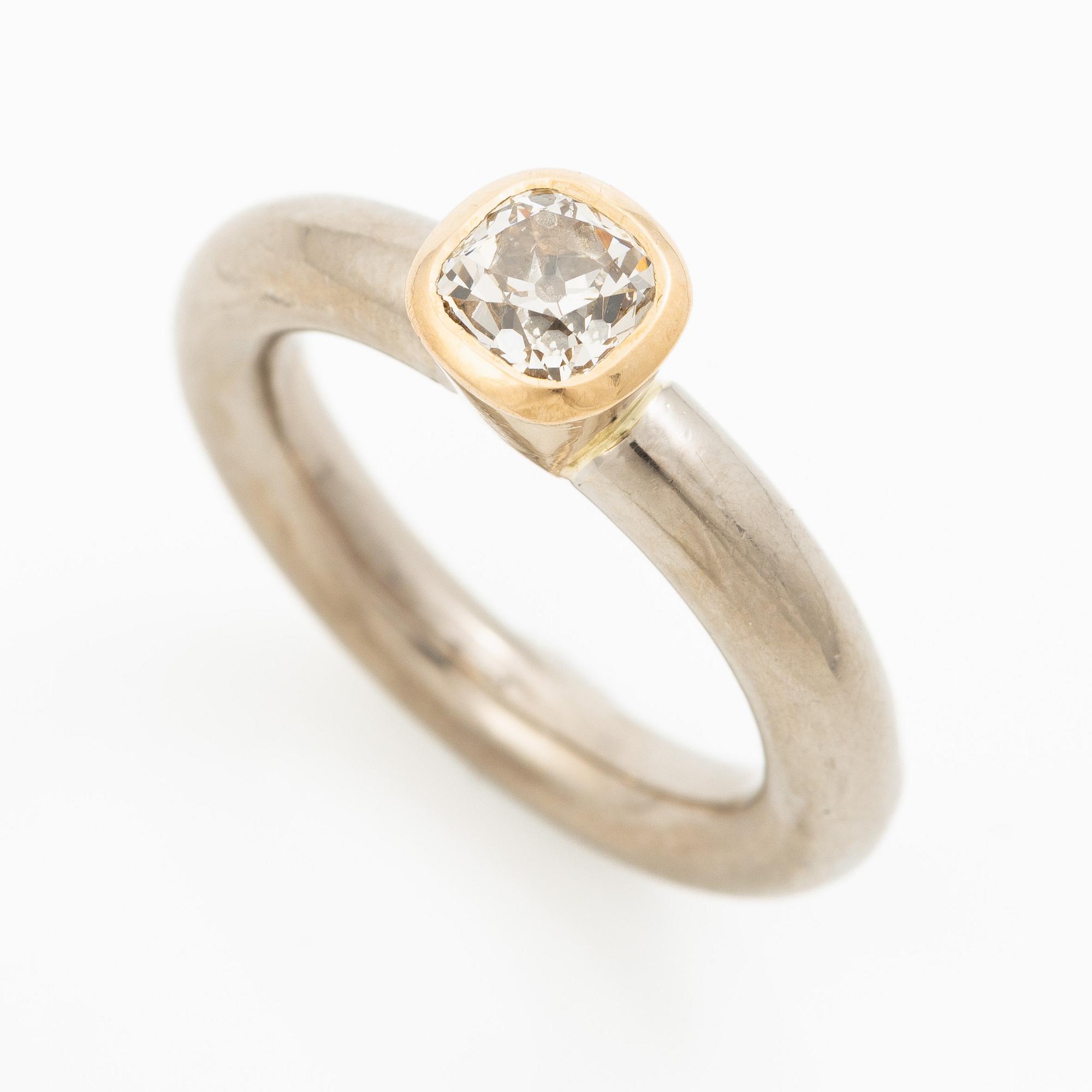 Ring in 18K gold and white gold with a cushion-shaped old-cut diamond.