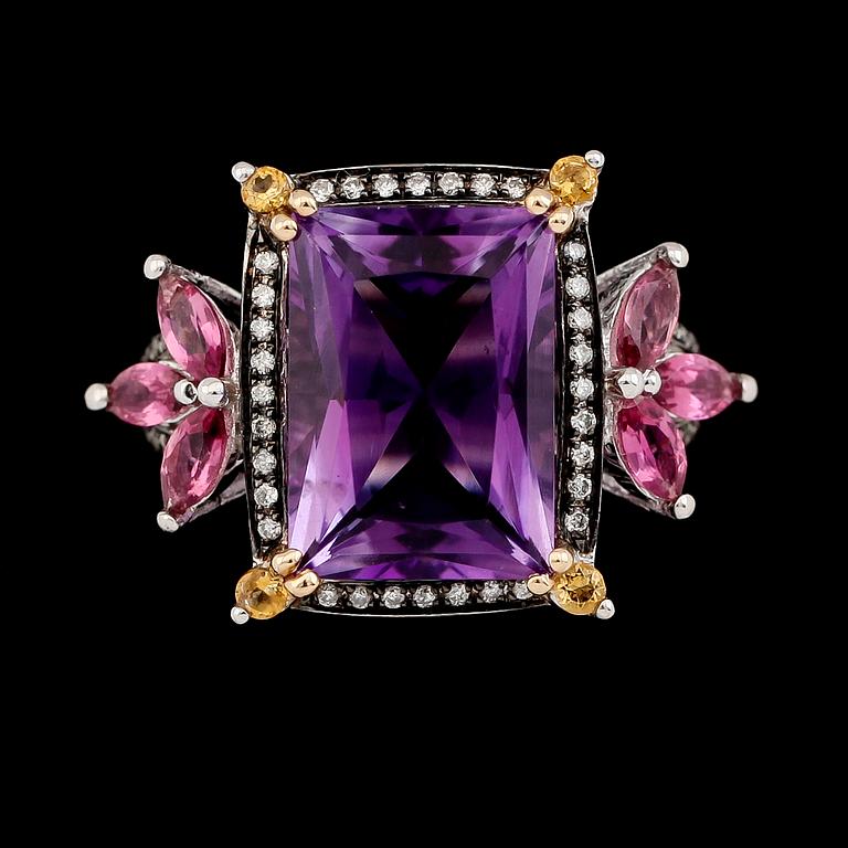 RING, 14K vitguld, ametist, diamanter och safirer.