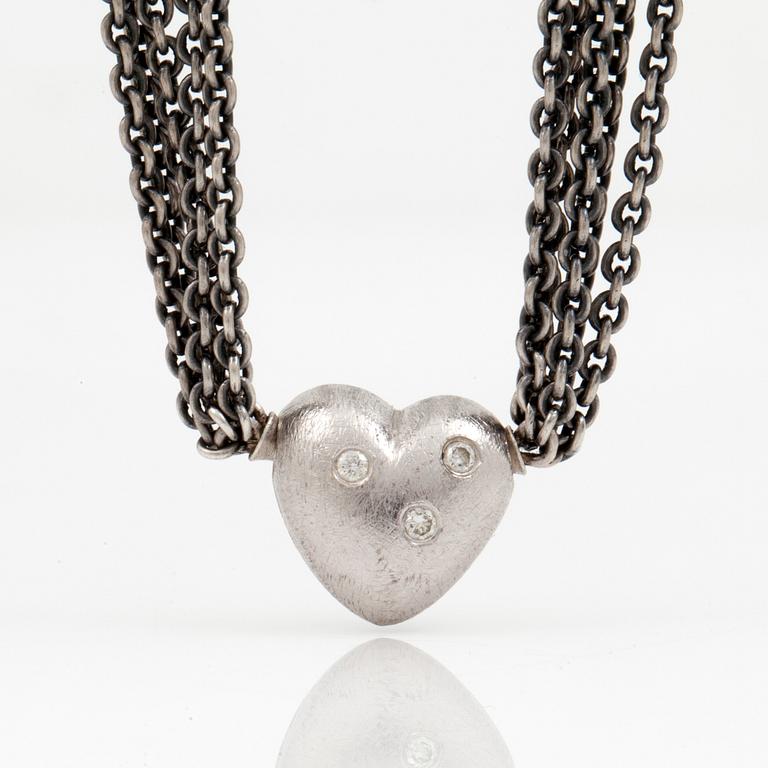 COLLIER, Ole Lynggaard, femradig oxiderad silverlänk, med lås i form av ett hjärta med diamanter.