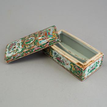 A CHINESE PORCELAIN BOX, Canton, 19th century.