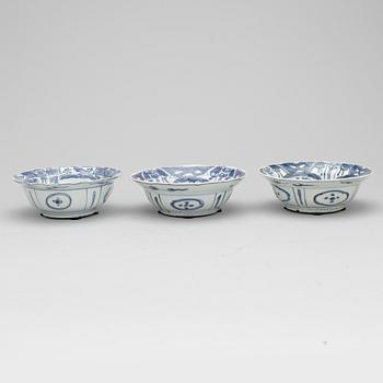 BÄRTALLRIKAR, 3 st. Porslin. Ming dynastin, Wanli (1572-1620).