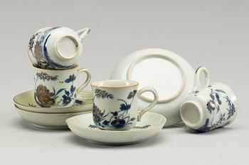 KAFFEKOPPAR MED FAT, 4 st, porslin. Kina, Qianlong (1736-95).