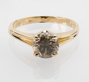 RING, 14K guld med brun briljantslipad diamant ca 1.42 ct. Vikt ca 3,4 g.